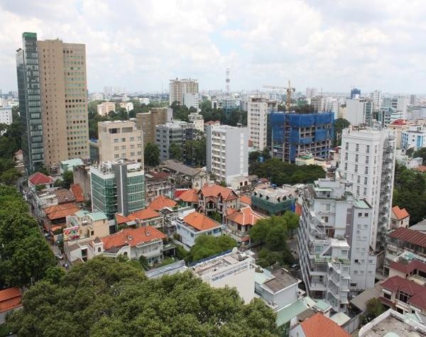 Giá bất động sản Việt Nam thuộc hàng cao nhất thế giới. Giá nhà đất tăng lên hơn 100 lần trong vòng 20 năm. Giá nhà ở trung bình cao hơn 25 lần so với thu nhập bình quân hàng năm của người lao động. Đồng thời, giá nhà ở Việt Nam lớn hơn gấp 5 lần so với các nước phát triển và gấp 10 lần so với nước chậm phát triển.